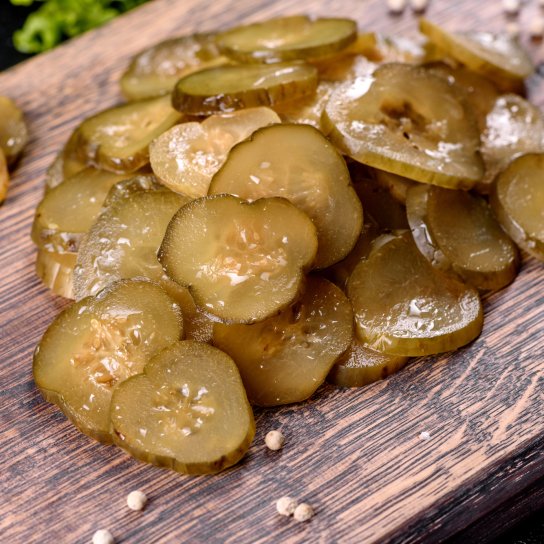 Консервовані огірки кружальцями з кетчупом чилі