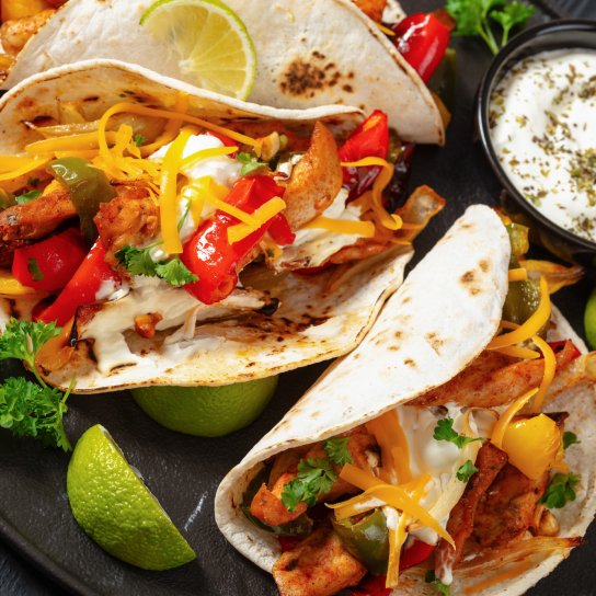 Тортильї з куркою та овочами