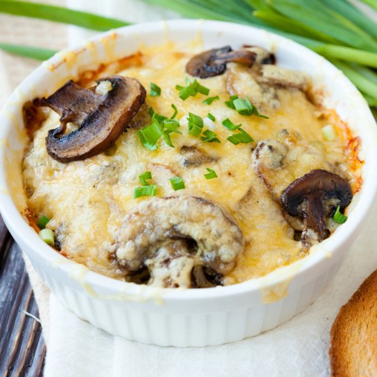 Язик з грибами в сметані