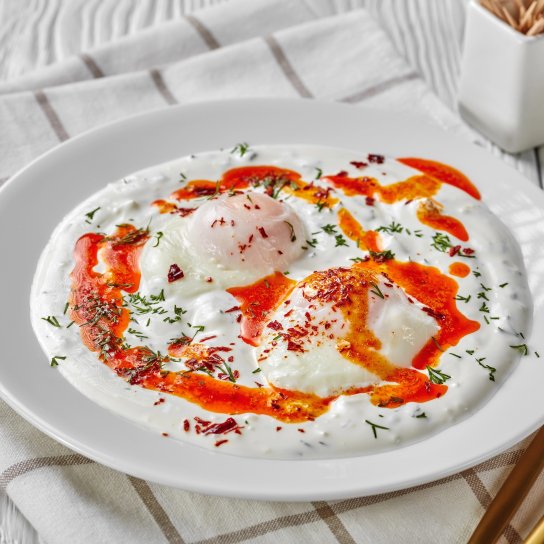 турецькі яйця з чилі-олією