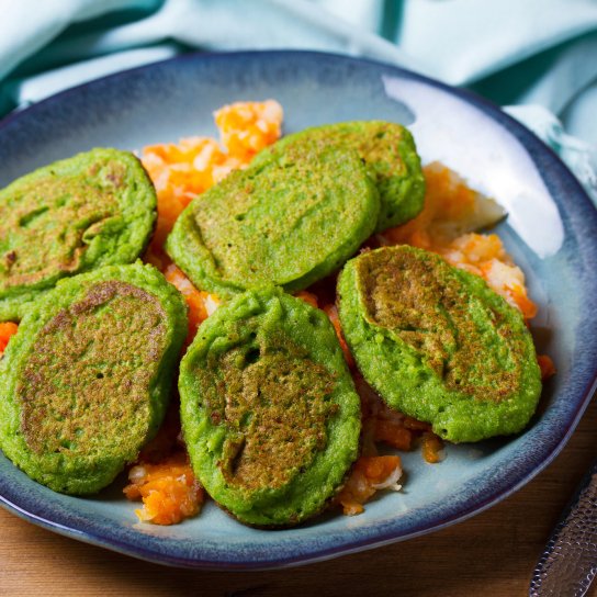 Горохові коржики з соусом із фети