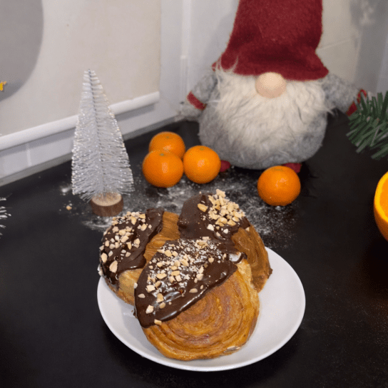 Булочки-равлики з мандаринами та кремом