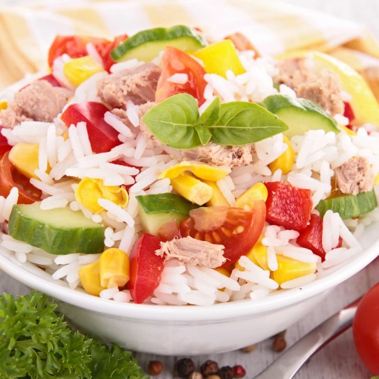 Теплий салат з рисом, тунцем та овочами