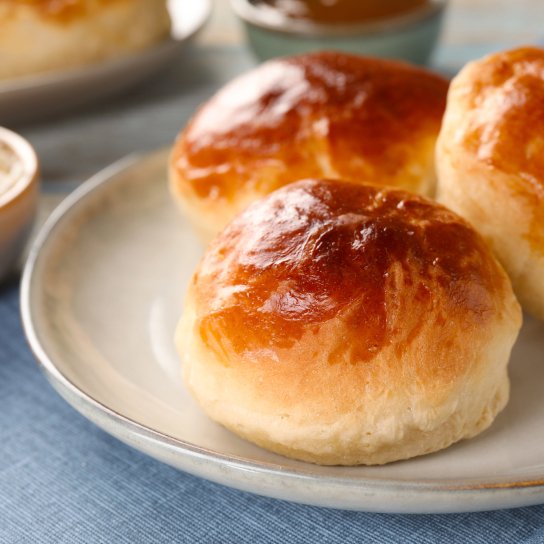 Бріоші з курагою та горіхами