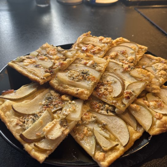 Тарт з грушею та горгонзолою