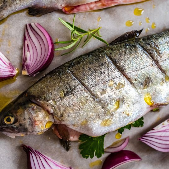 Форель, фарширована яйцями та грибами