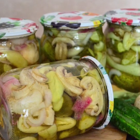 Огірки з перцем і печерицями