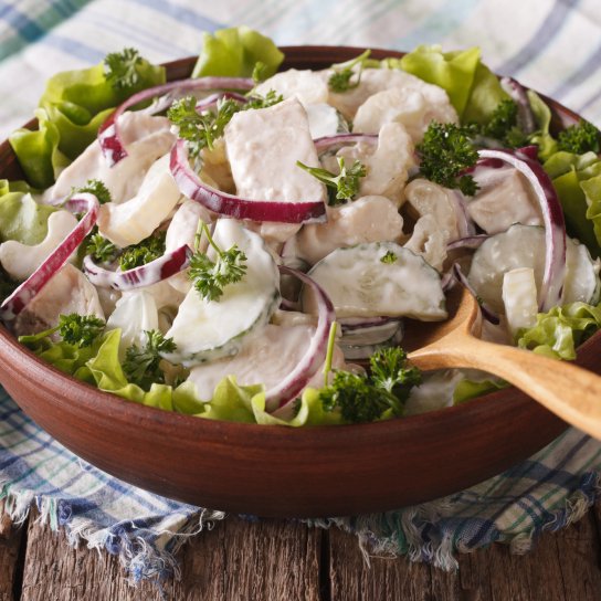 Курячий салат з огірком і йогуртом