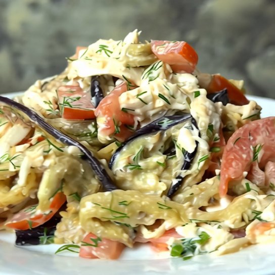 Салат з баклажанами, куркою і помідорами