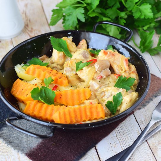 Запечений батат з куркою та овочами