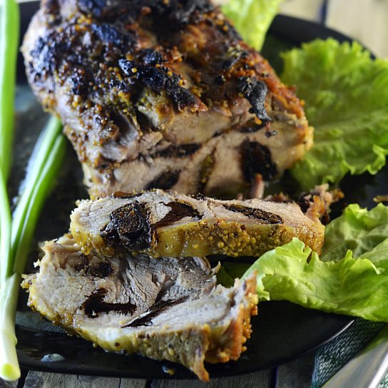 свинина з горіхами та чорносливом