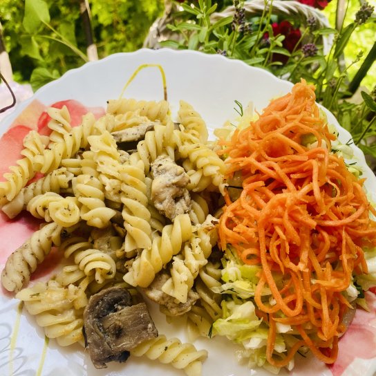 Паста з курячим філе та грибами