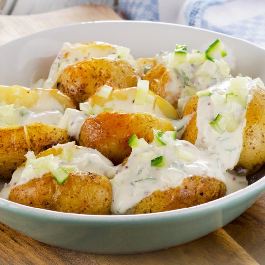 Запечена картопля під соусом з солоних огірків