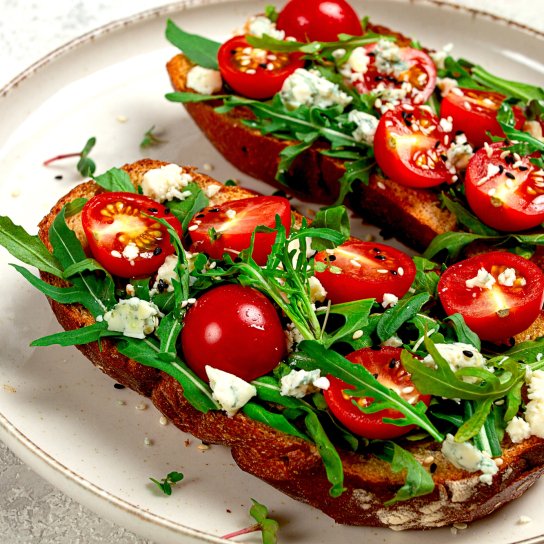 Брускети з сиром, чері й руколою