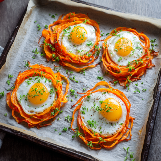 Запечені морквяні кошики з яйцем