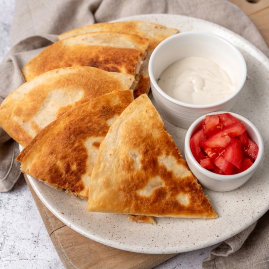 Запечені тортильї з сиром і куркою