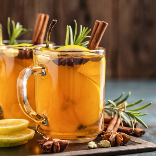 Безалкогольний сидр із грушею та корицею