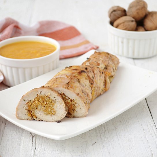 Курячий рулет з горіхами й сиром