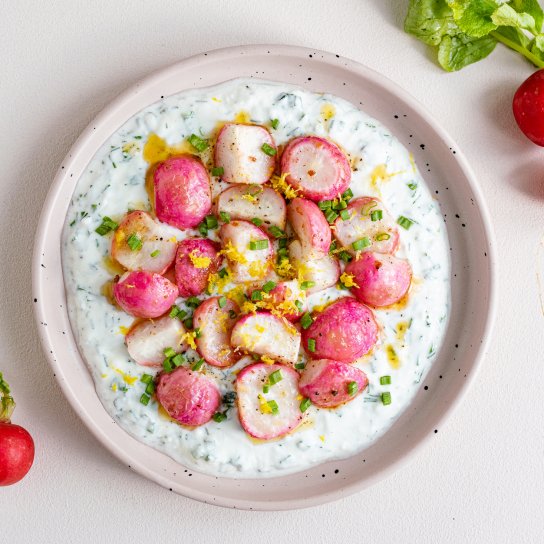 Запечений редис із йогуртовим соусом