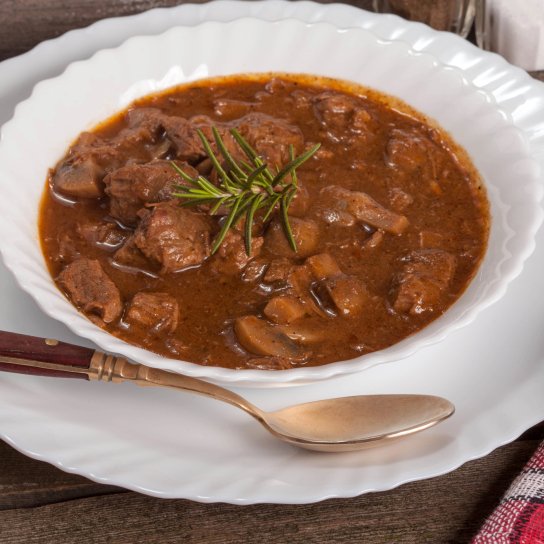 Гуляш зі свинини з печерицями