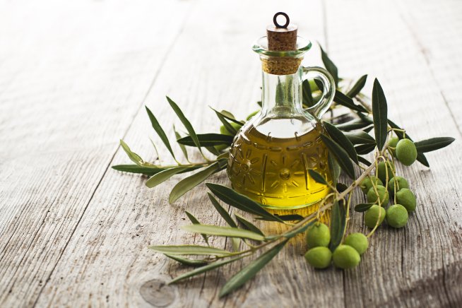 Оливкова олія і гілка оливи