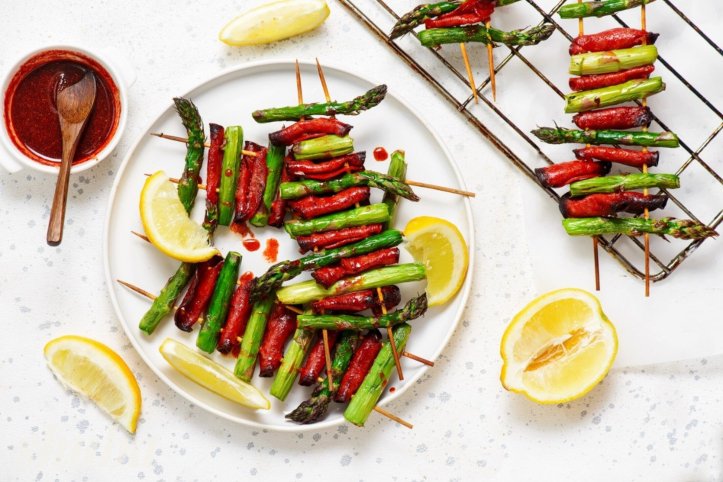 шашлички зі спаржею та ковбасою