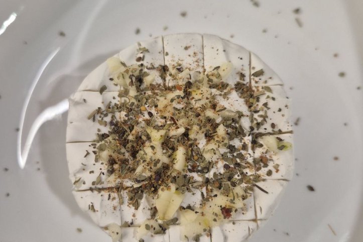 Камамбер із часником і травами