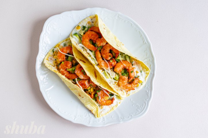 тако з креветками, авокадо та кукурудзою