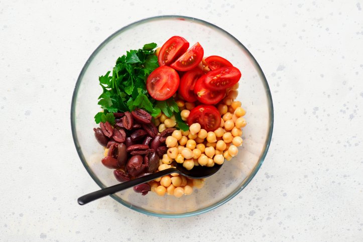 нут, оливки та петрушка