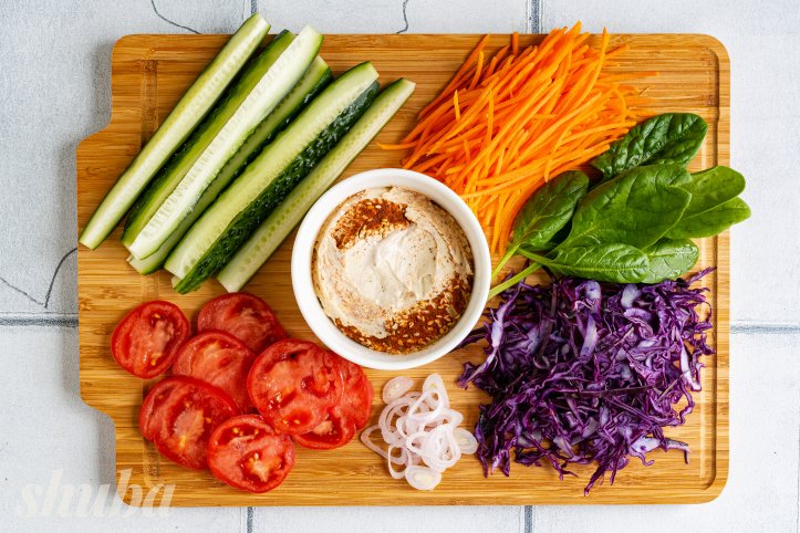 шпинат, капуста, огірок, томат та цибуля