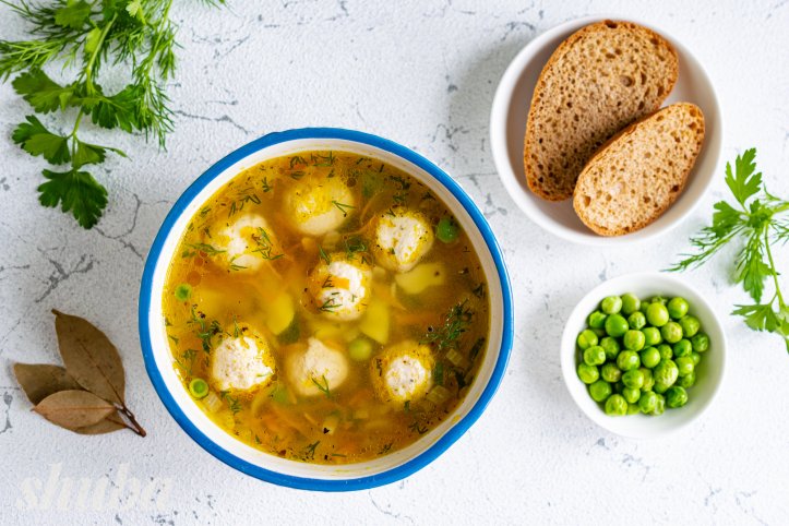 суп із фрикадельками та горошком