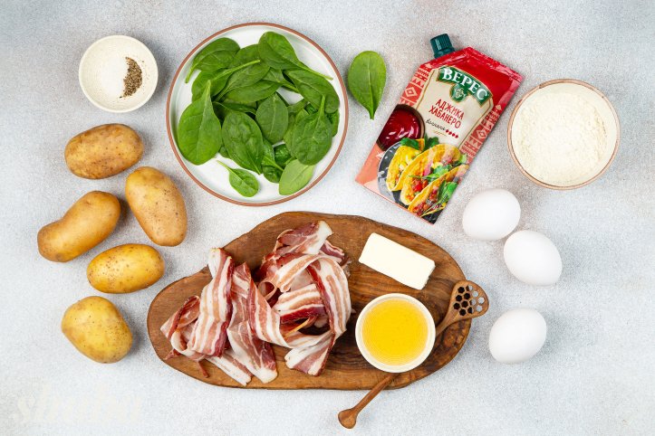 спеції, шпинат, картопля, бекон і яйця