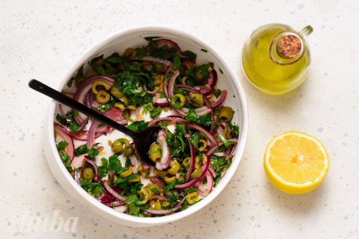 цибуля, оливки, сік, олія, мед, цедра та спеції