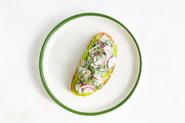 сендвіч із редискою, авокадо