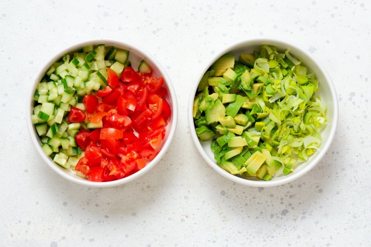 авокадо, тунець, огірок та томати