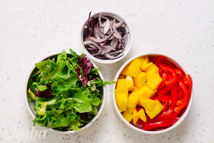 манго, перець, цибуля та зелень