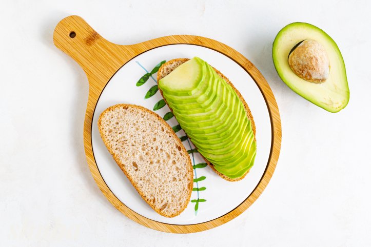 хліб та авокадо