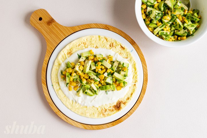 тортилья з авокадо та кукурудзою
