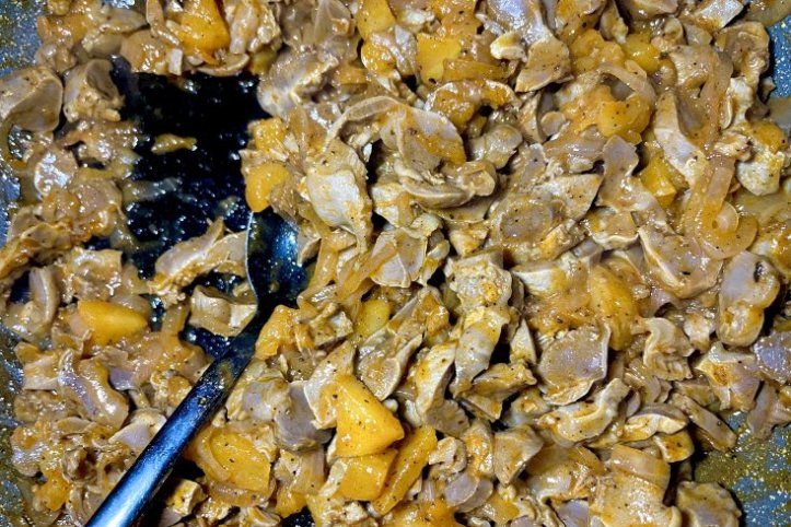Курячі шлунки з яблуком