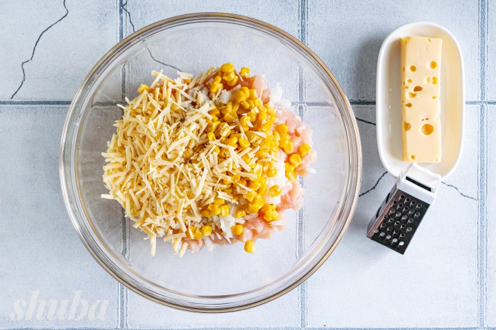 філе з цибулею, кукурудзою та сиром