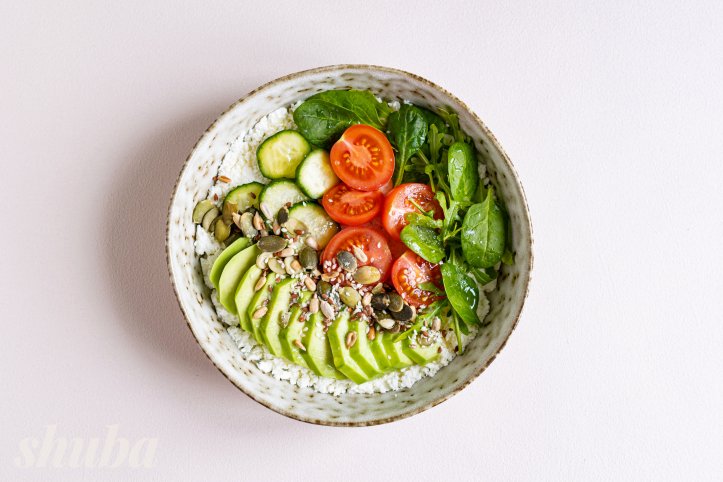 боул із кисломолочним сиром та овочами