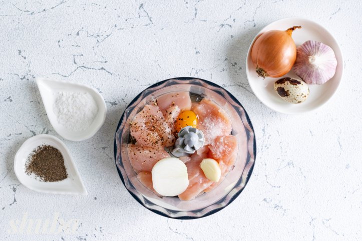 куряче філе з цибулею, часником та яйцем