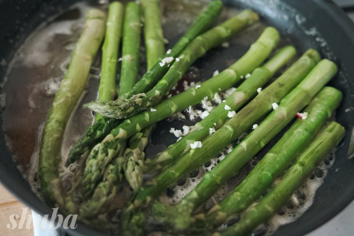 спаржа з часником