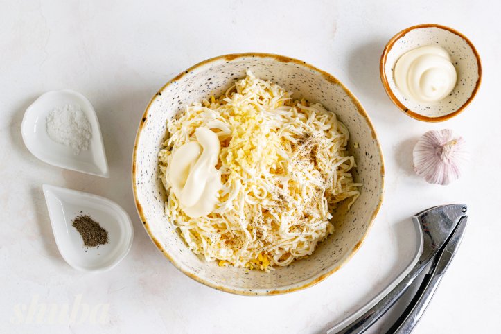 майонез, часник та спеції