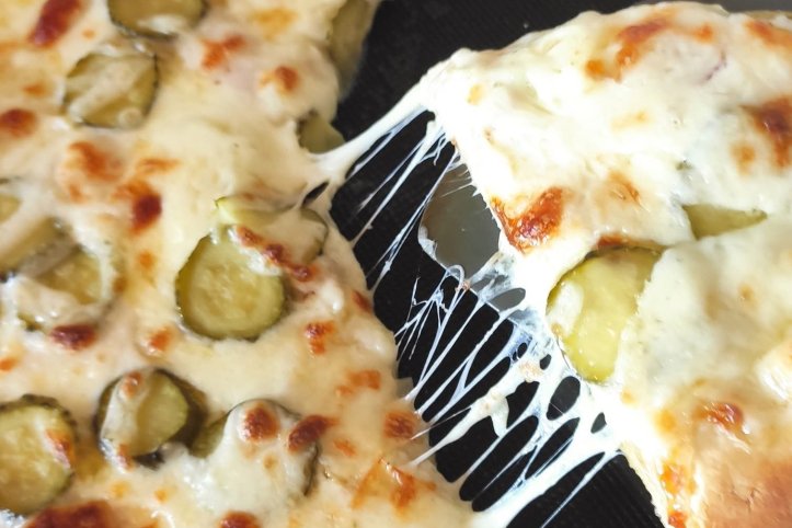 Піца з часниковим соусом, беконом Піца з часниковим соусом, беконом