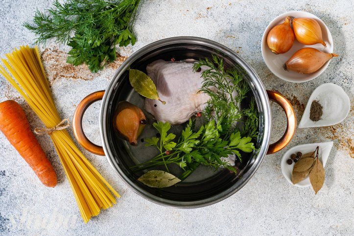 курка в каструлі