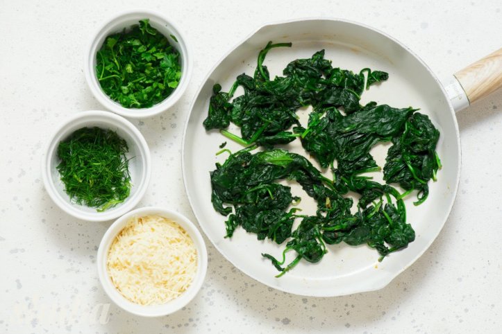 зелень, шпинат та сир