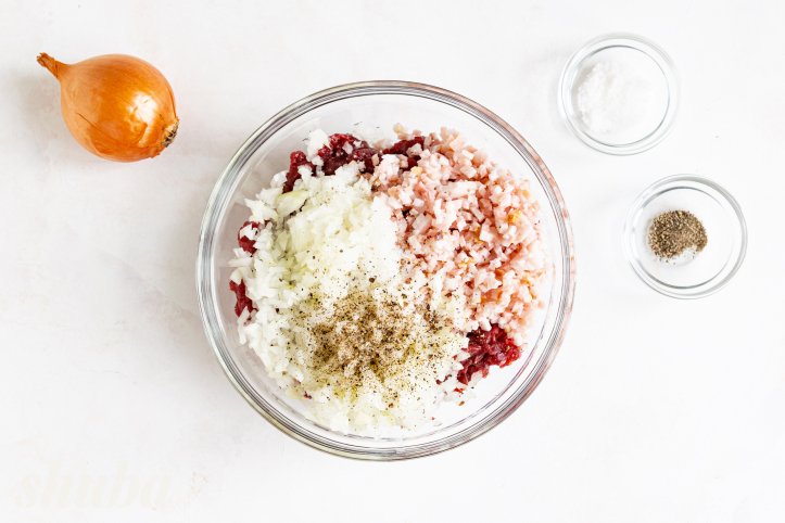 мʼясо, цибуля та спеції