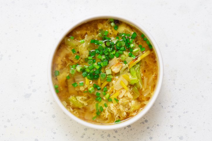 суп з пекінською капустою, яйцями та куркою