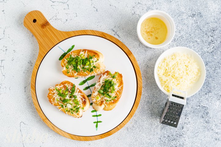 хліб, сир та зелень